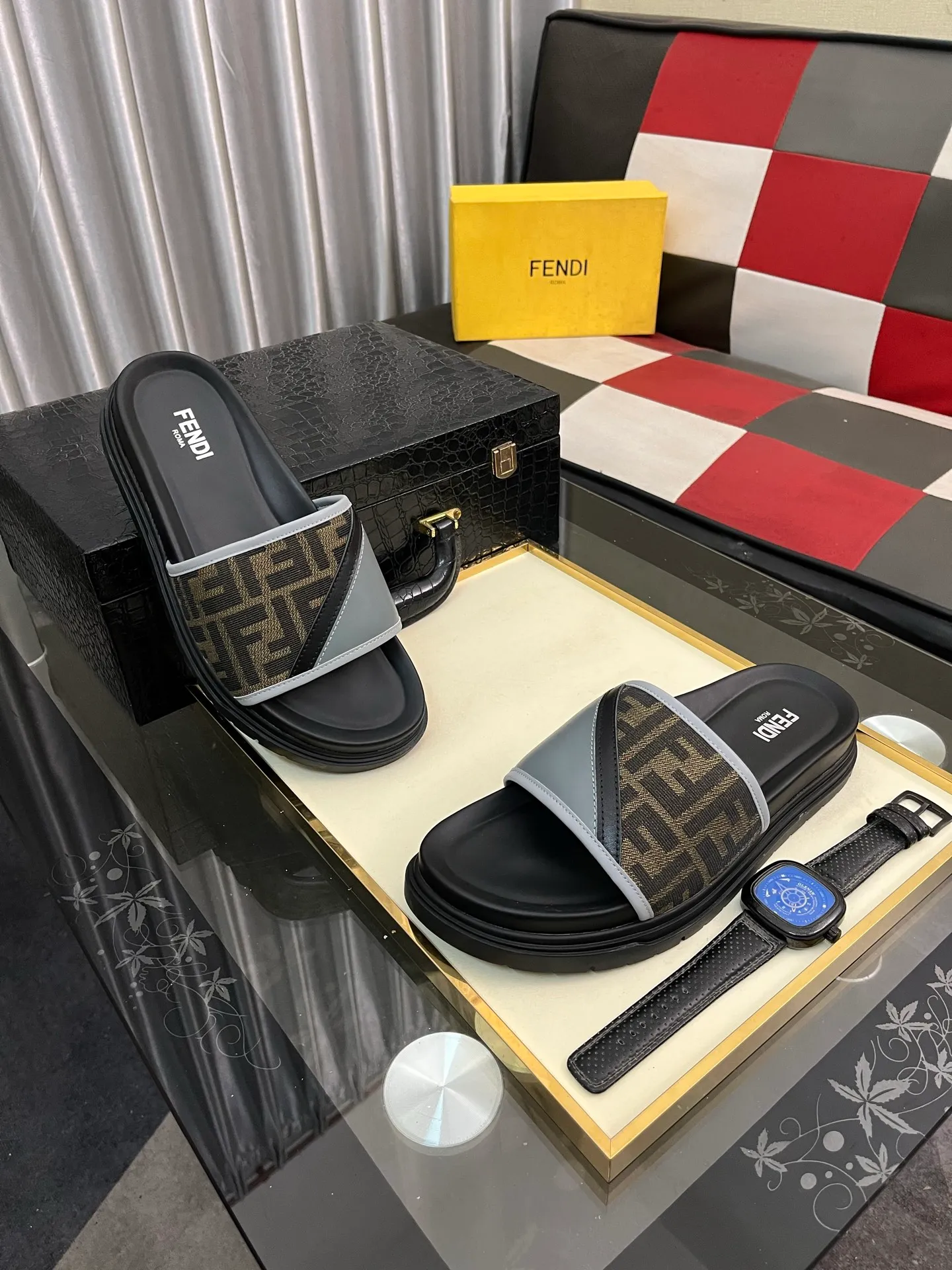 Men's men's shoes💰320⌚️⌚️FENDI Fendi slippers and sandals are shipped💄How can this summer be without the blessing of little monsters💄Original imported special hardware decorative pattern➕Original private model outsole! Details determine success or failure, good quality is not afraid of magnifying details! It feels super comfortable on your feet! This summer you need a pair of trendy, cool and comfortable sandals👣 Standard size: 38-443️⃣Colors available